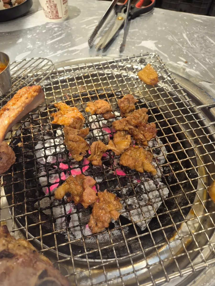 숯불에 구워지는 양념 돼지갈비