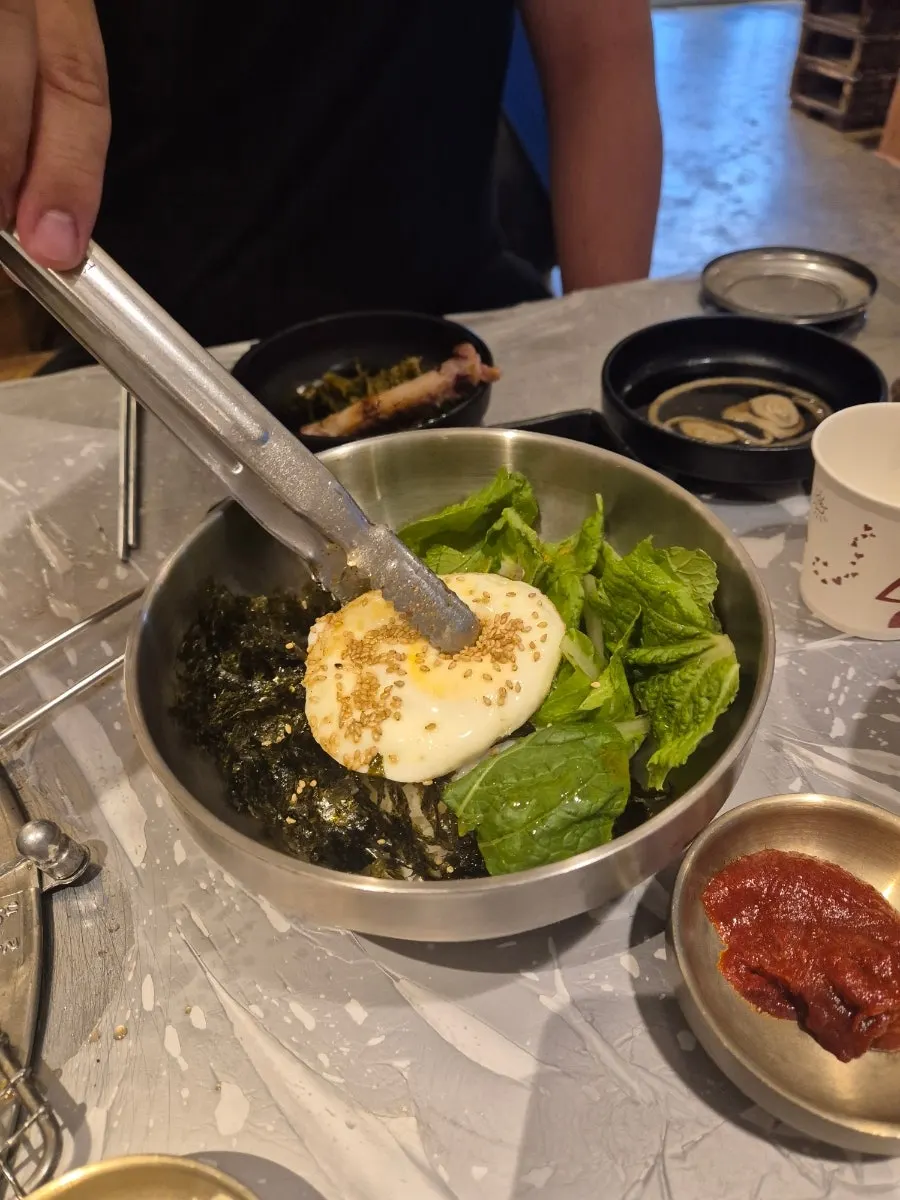 된장찌개와 함께 차려진 식사