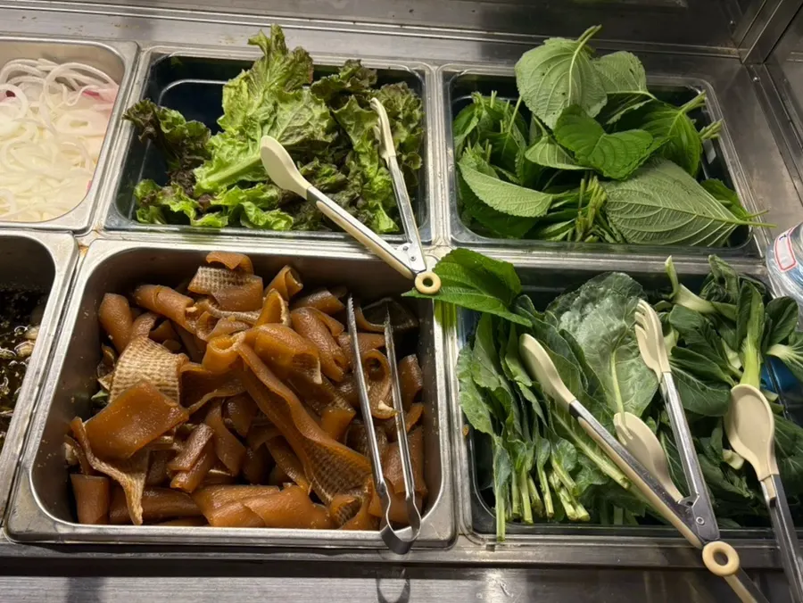 Self-bar with wrap vegetables and pork skin ready