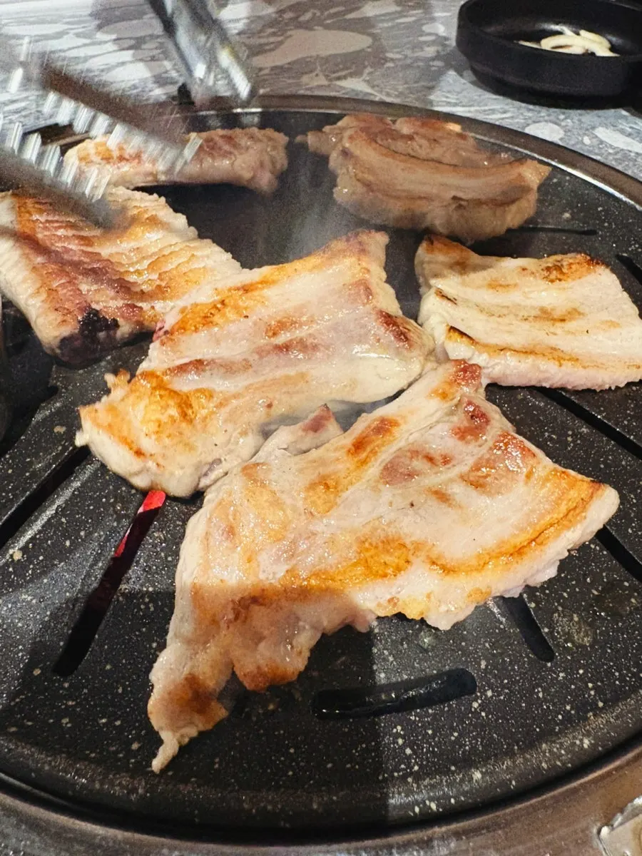 Bakpo saeng galbi grilling over charcoal