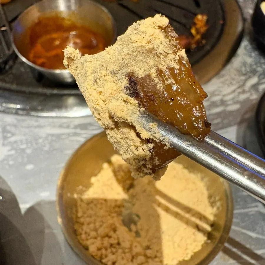 Pork skin grilled with soybean powder