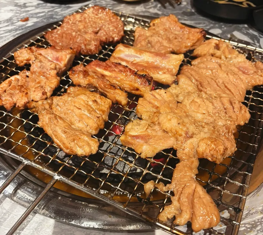 Jinjja dwaeji galbi on the perforated grill pan