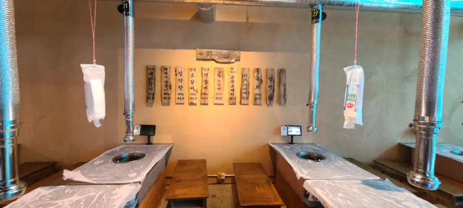 Interior of Baeksanu Sutbul Wolsong Main Branch with an old-market feel