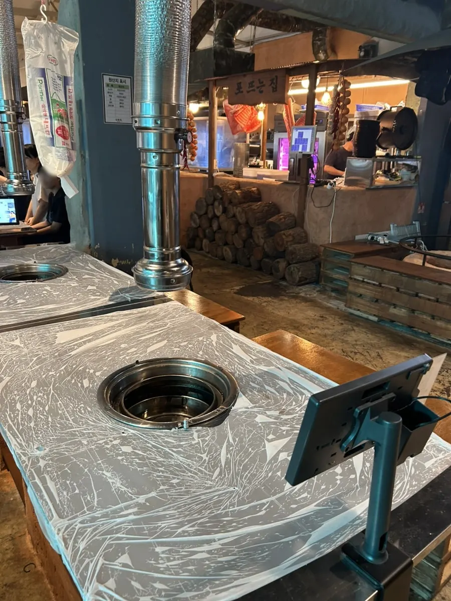 Table seating at Baeksanu Sutbul Wolsong Main Branch