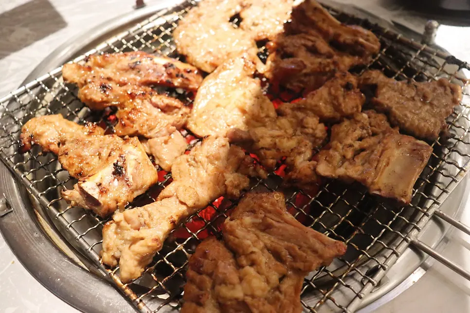 초벌해 나온 돼지갈비 1kg 한 판