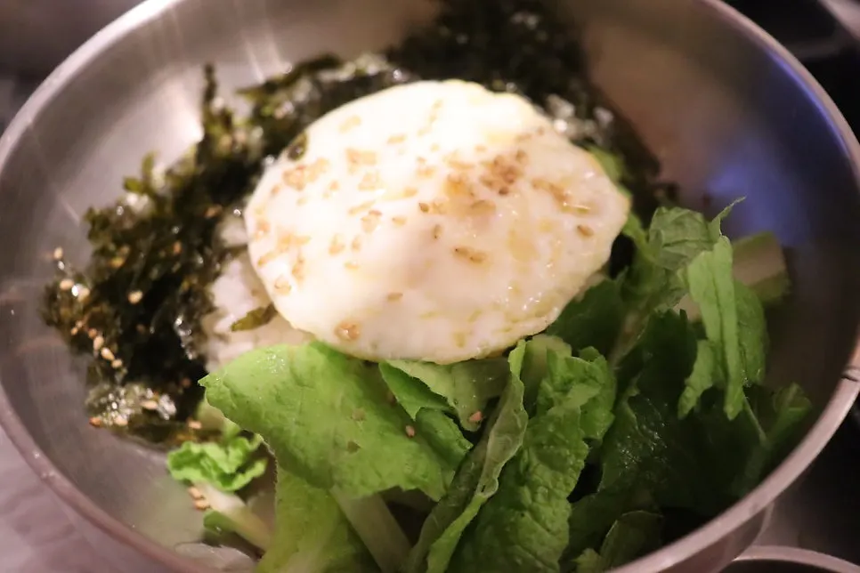 비빔밥처럼 나온 백산우숯불 대접밥