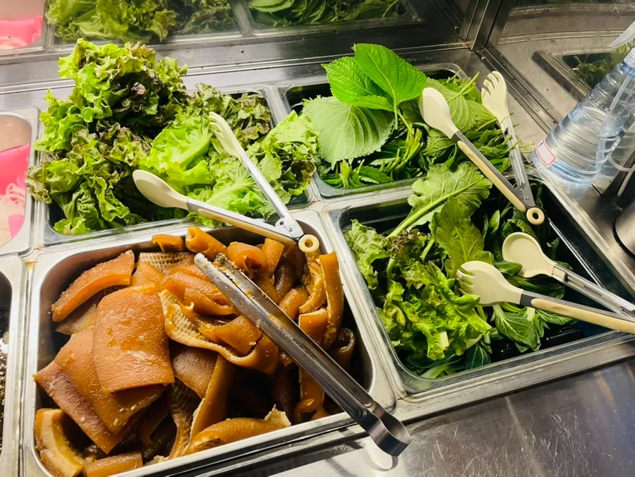 Self-bar corner with kimchi and wrap vegetables