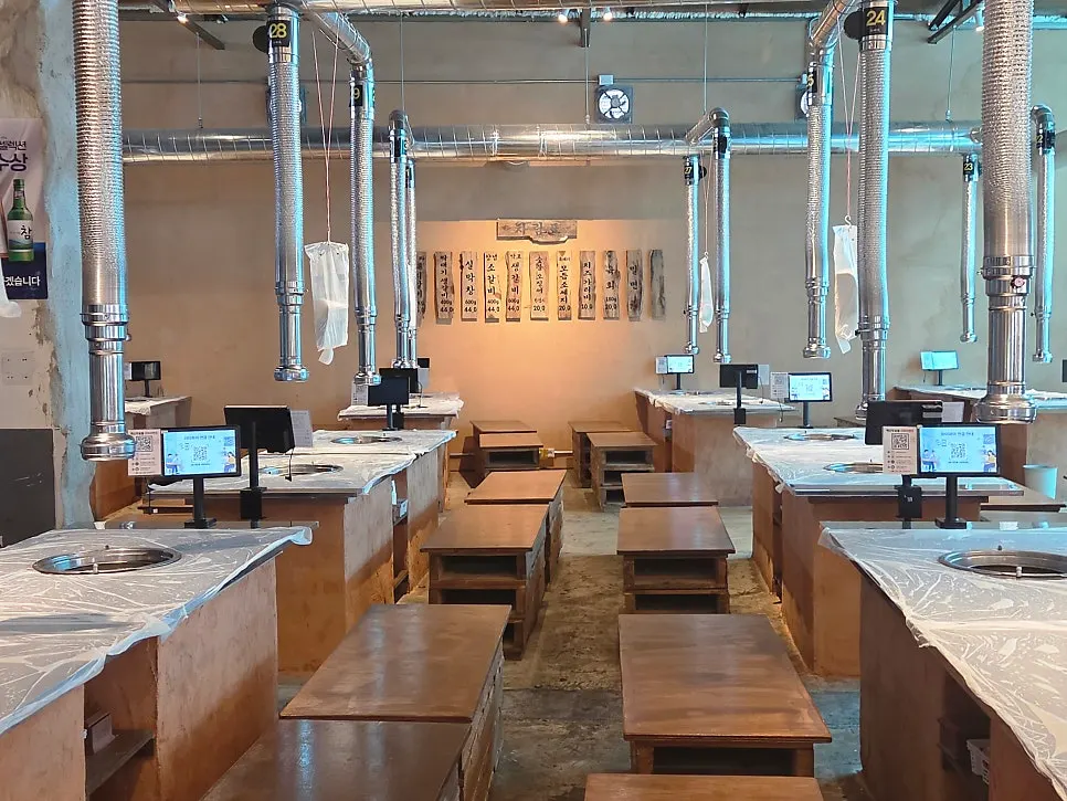 Interior of Baeksanu Sutbul Wolsong Main Branch