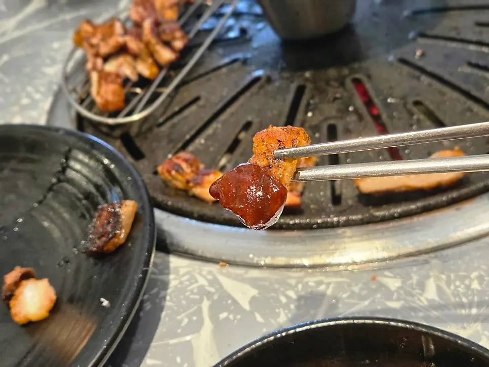 Bakpo saeng galbi cooking over charcoal