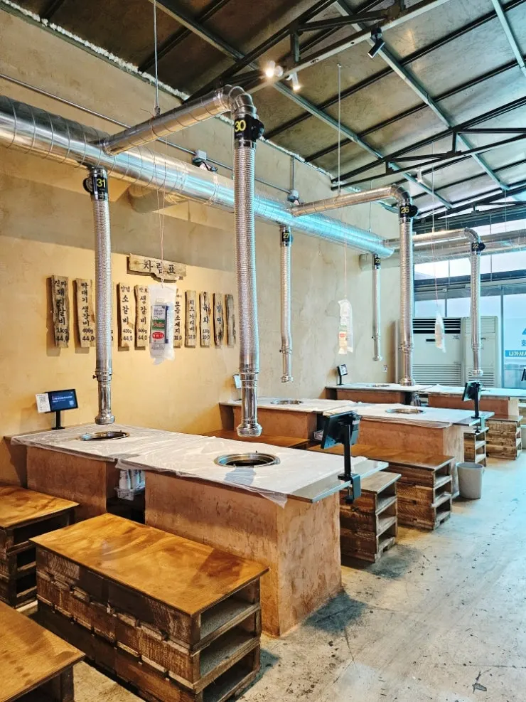Spacious tables and bench-style seating at Baeksanu Sutbul Wolsong Main Branch