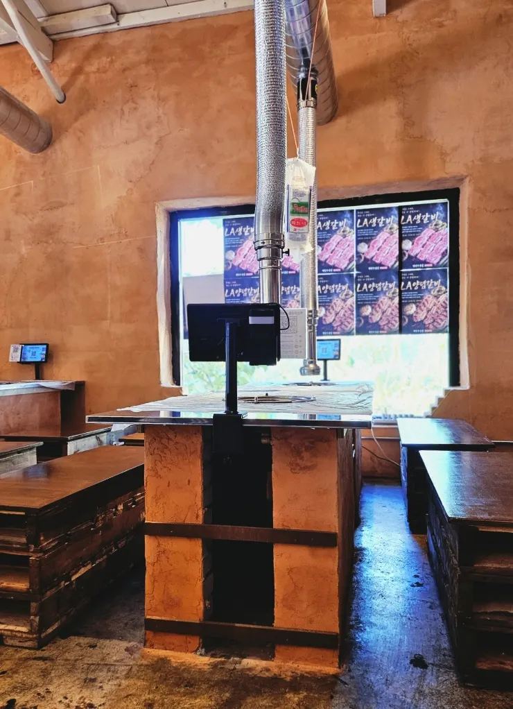 Group seating with joined tables at Baeksanu Sutbul Wolsong Main Branch
