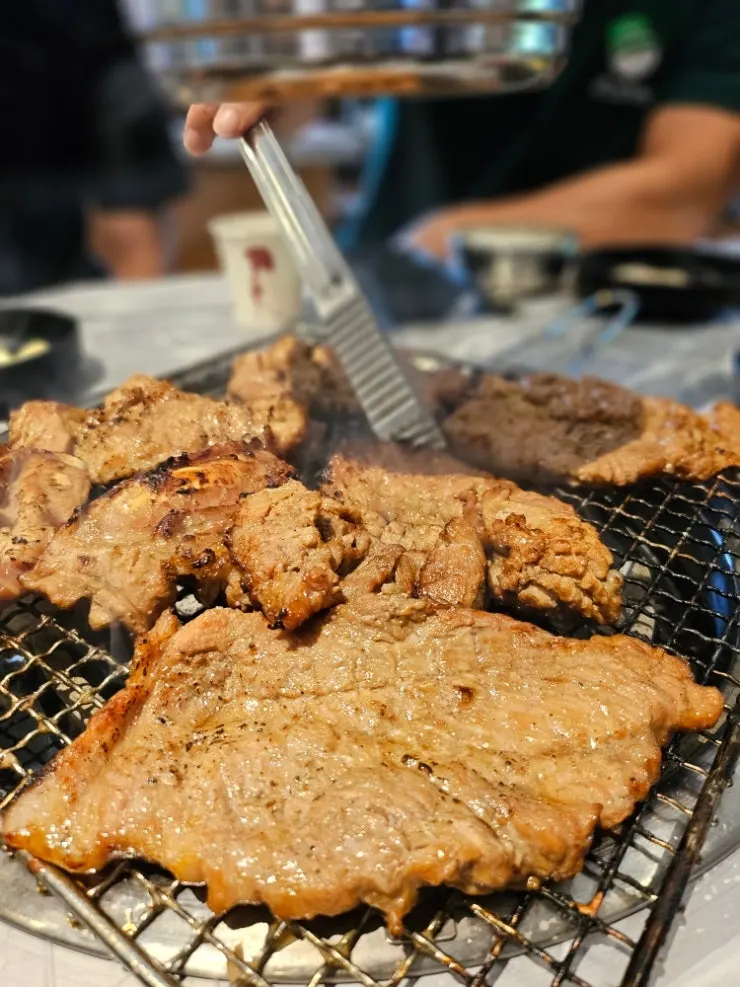 A full spread of Baeksanu signature pre-grilled pork galbi