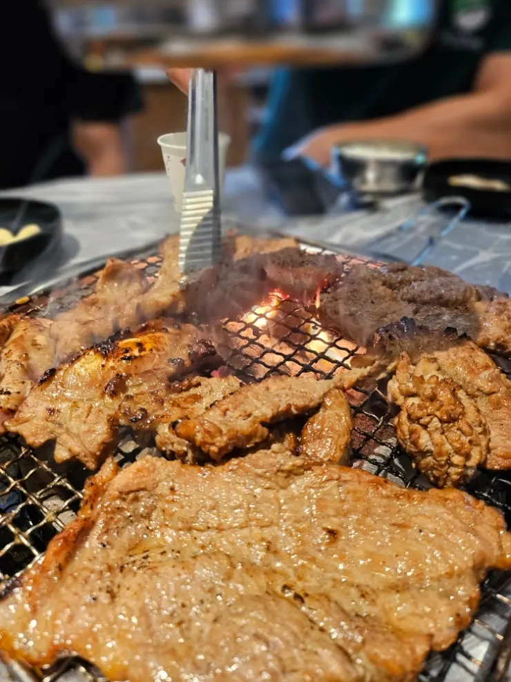 Self-serve bar wrap greens and side dishes at Baeksanu Sutbul