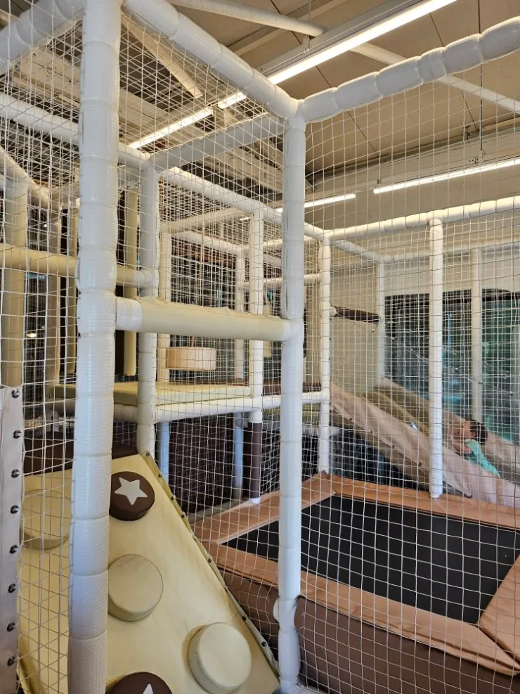White-toned playroom at Baeksanu Sutbul Wolsong Main Branch