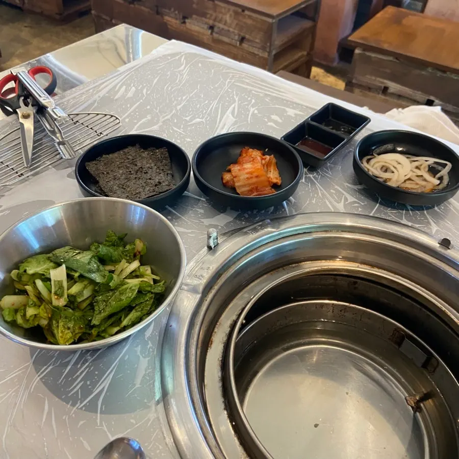 고기를 구울 수 있는 테이블 불판