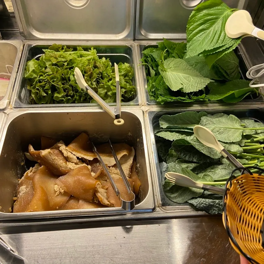 상추와 깻잎, 반찬이 놓인 셀프바