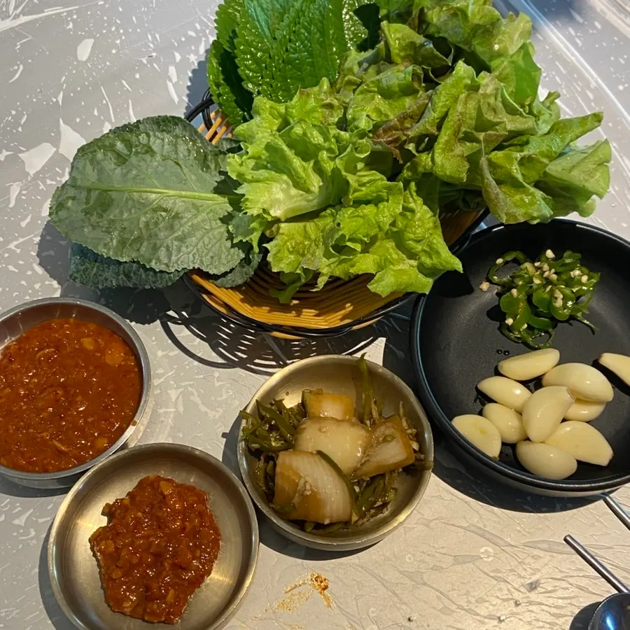 넉넉하게 담아온 쌈 채소 접시