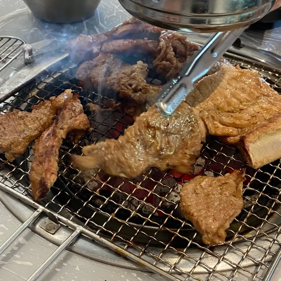 불판에 올린 초벌 양념 돼지갈비