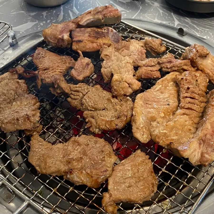 숯불 불판 가득 올라간 돼지갈비