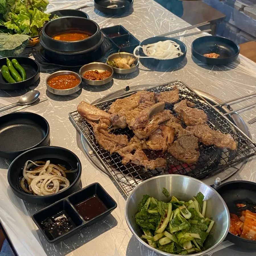 1kg 분량으로 푸짐한 돼지갈비 상차림