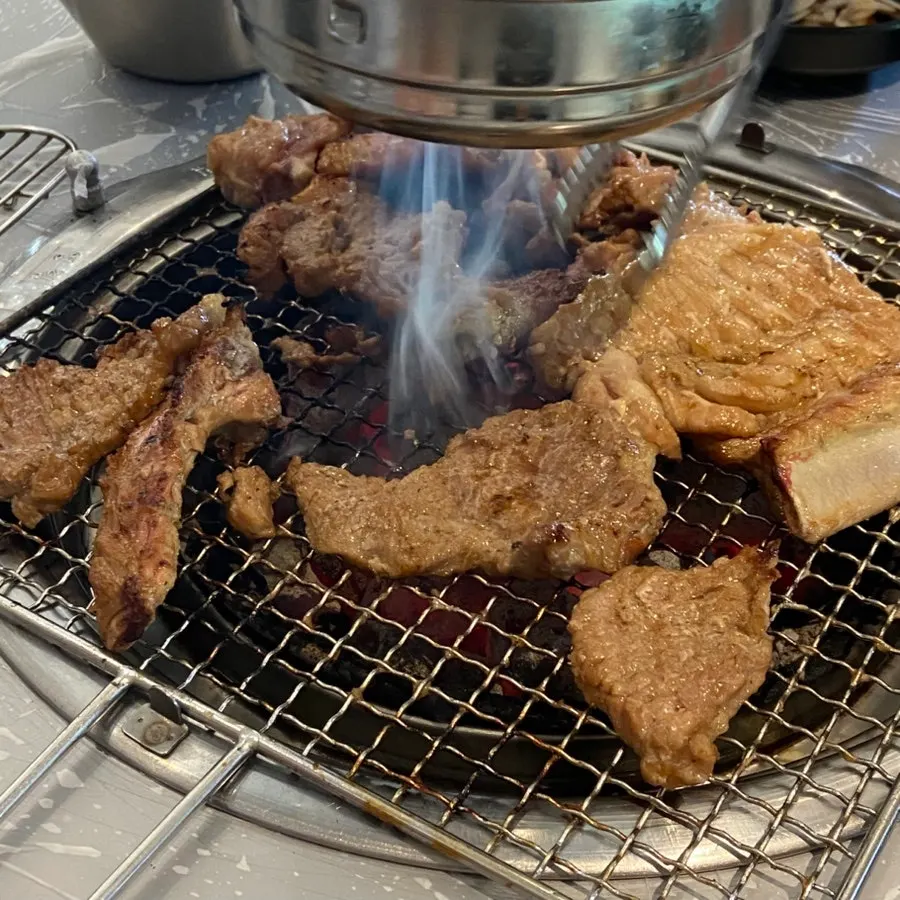 숯불에서 익어가는 양념 돼지갈비