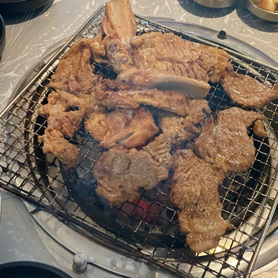 구움색이 생긴 달콤한 양념 돼지갈비