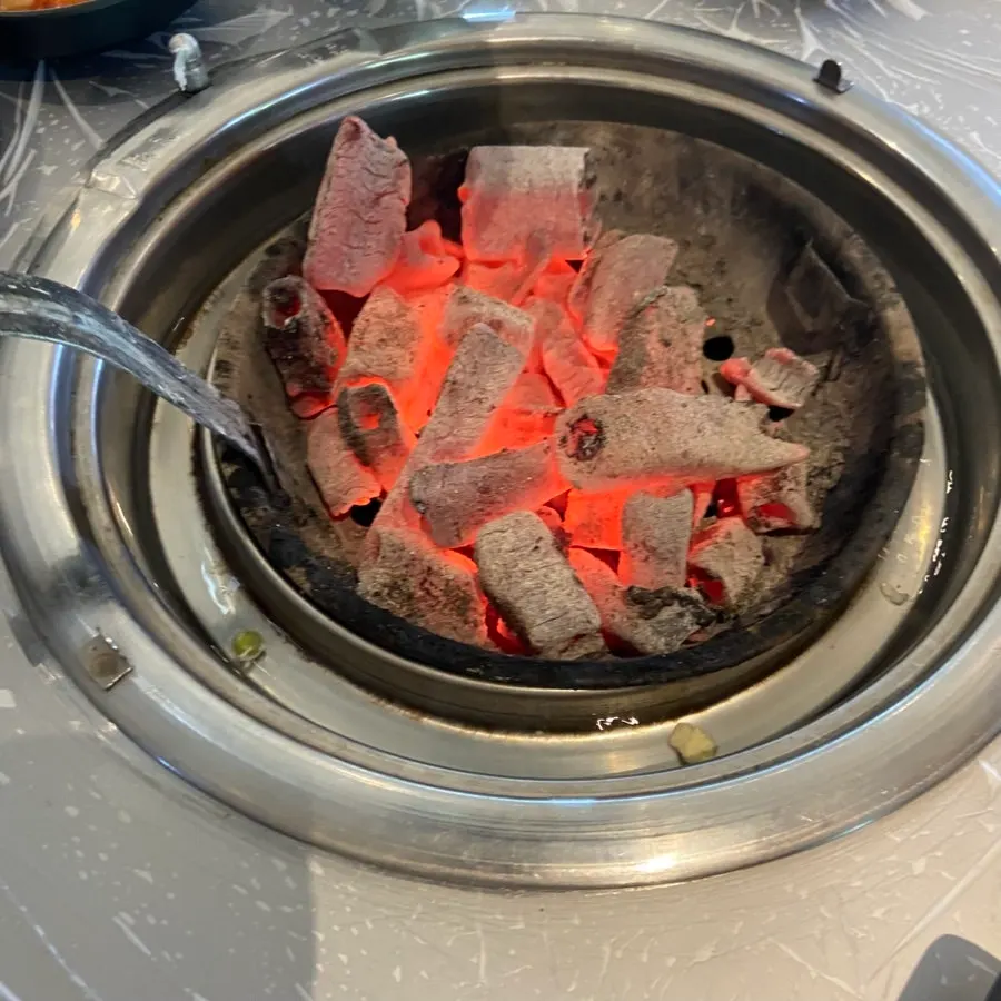 불향이 오른 숯불 돼지갈비 클로즈업