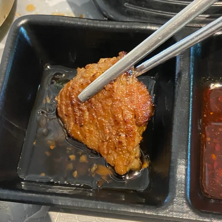 바로 집어 먹는 따뜻한 돼지갈비 한 점