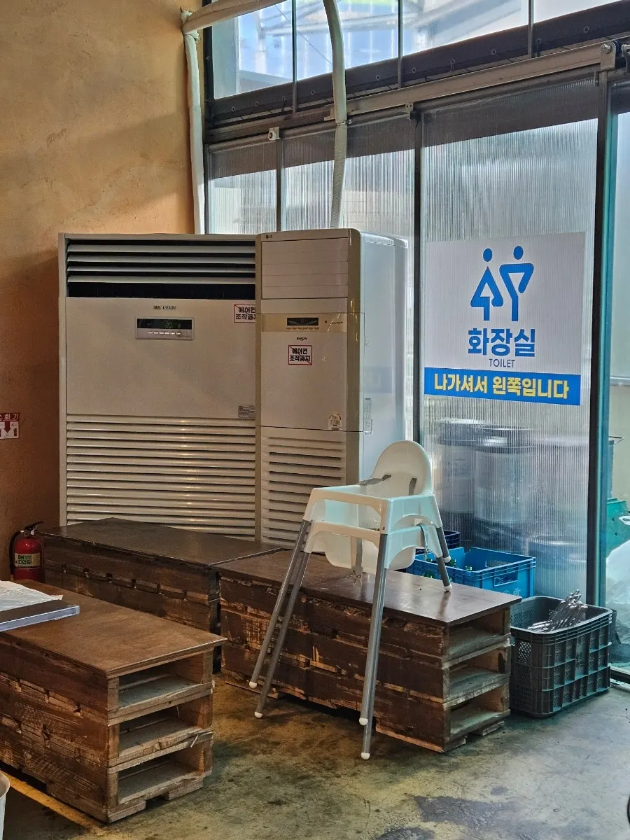 아기의자가 놓인 백산우숯불 홀 좌석