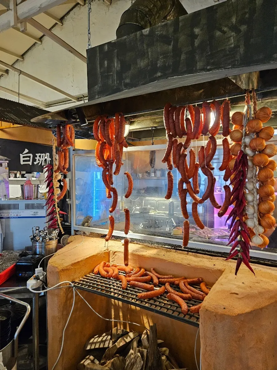 매장에 주렁주렁 매달린 수제 소세지
