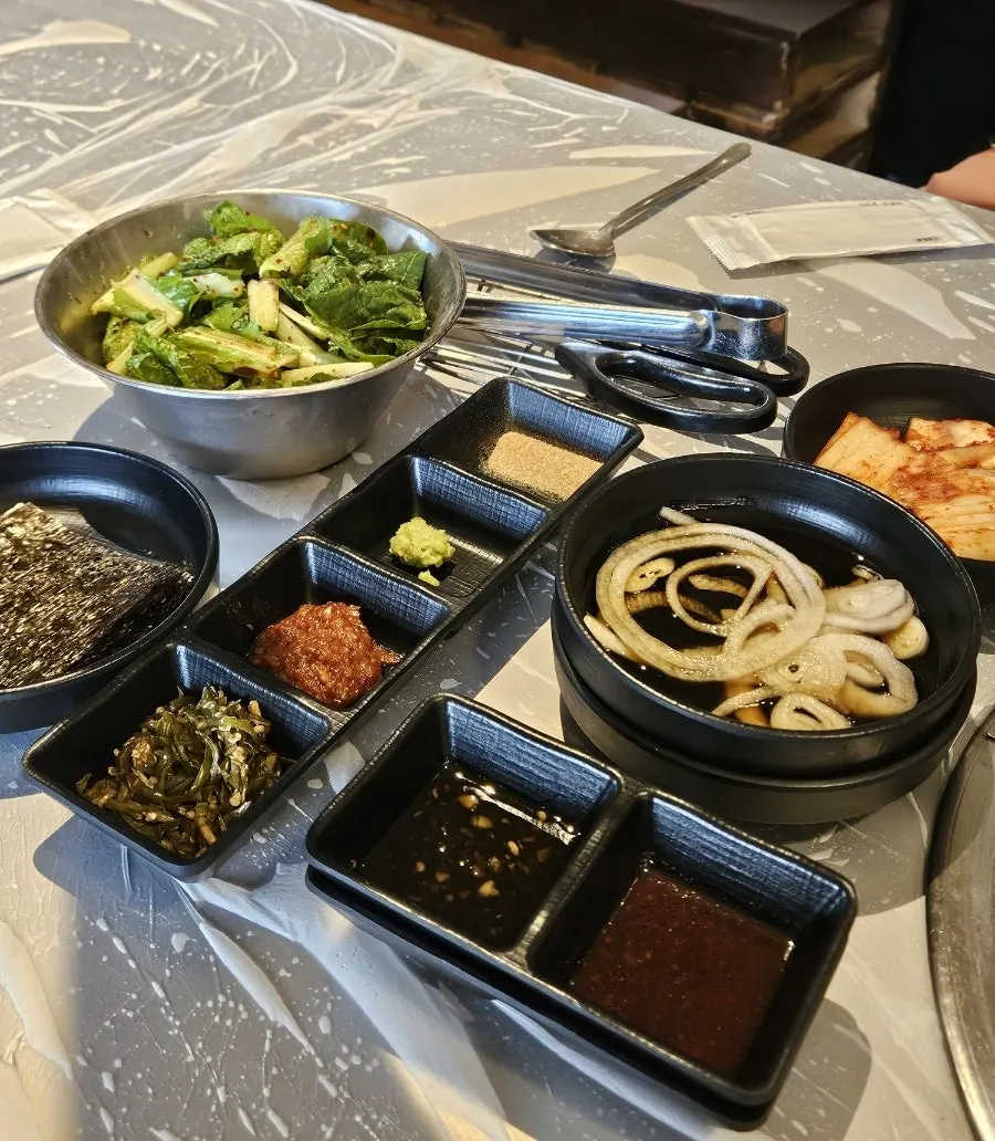 봄동무침과 배추김치가 놓인 기본 상차림