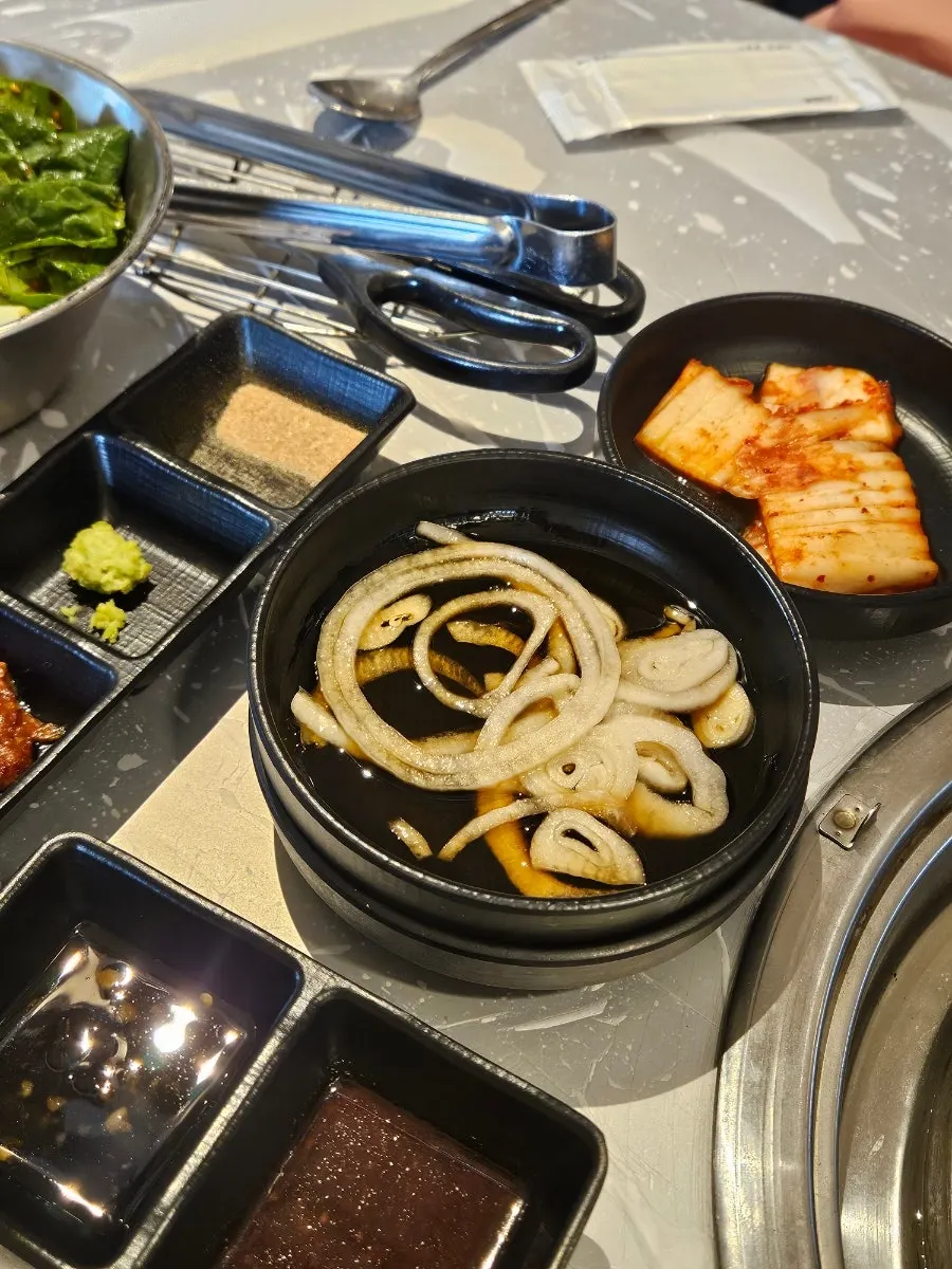 생김과 반찬이 차려진 테이블