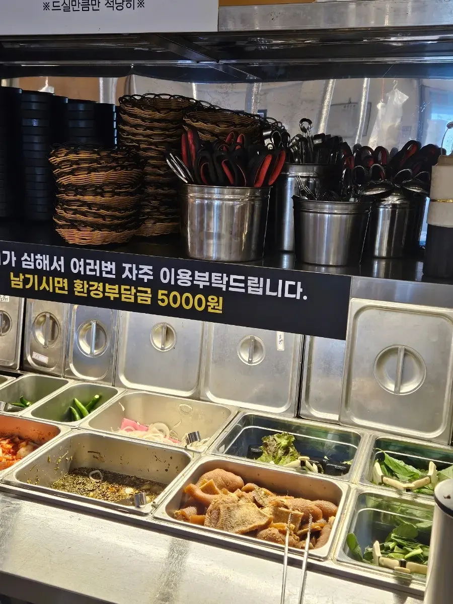 불판에서 구워지는 쫀득한 돼지껍데기
