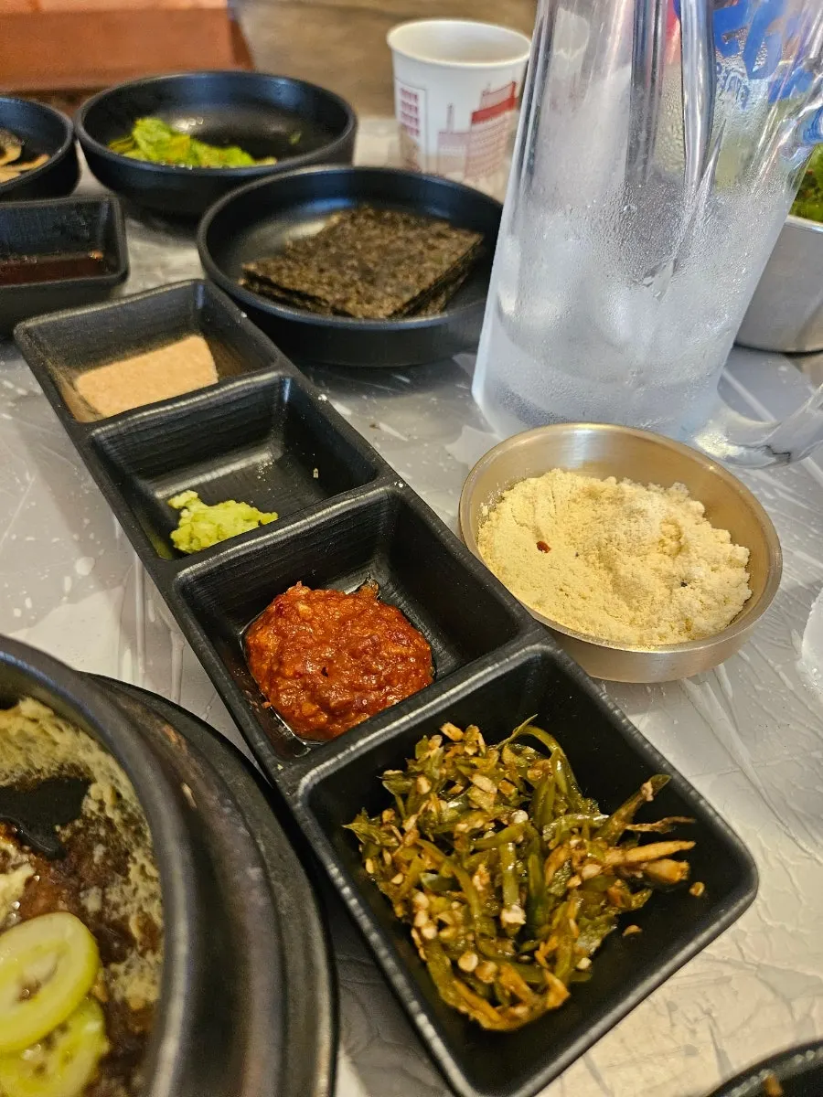고추다대기를 곁들인 숯불 돼지갈비 한 점