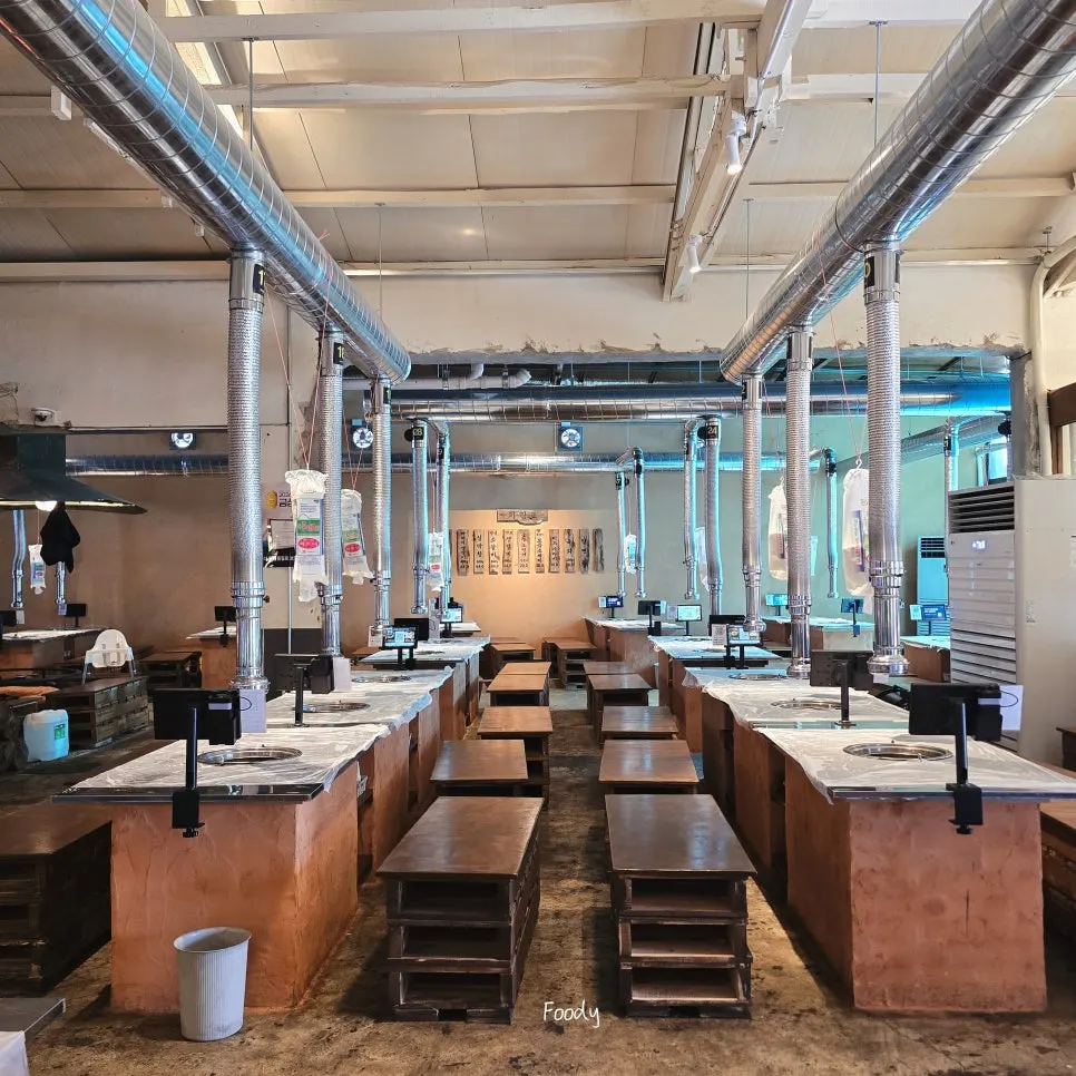 Stylish interior of Baeksanu Sutbul Wolseong Main Branch
