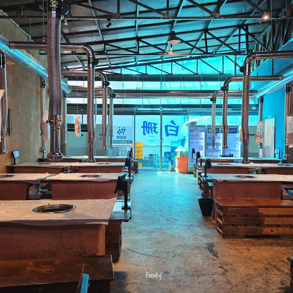 Barbecue restaurant table seating, smoke-free and pleasant