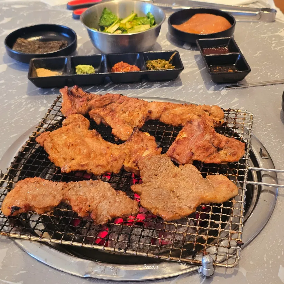 Mountain-sized serving of pre-grilled pork galbi, 1kg