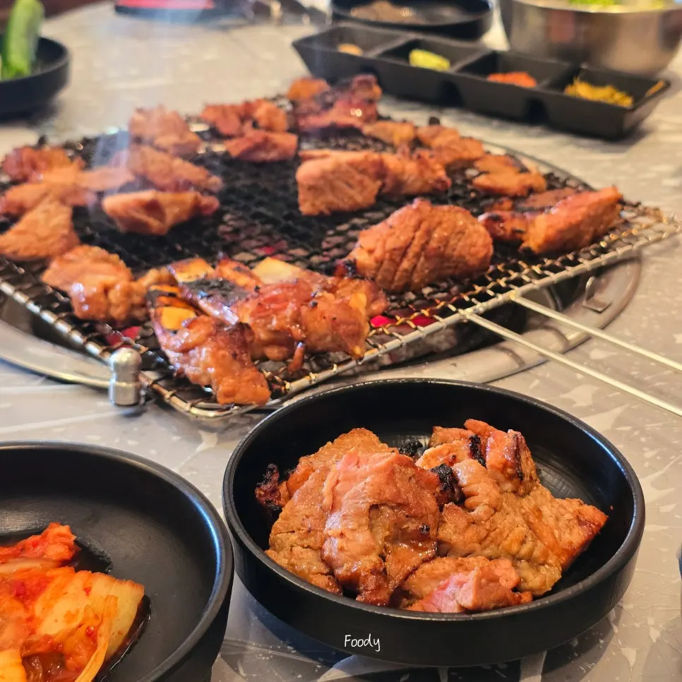 Pork galbi taking on charcoal aroma on the grill