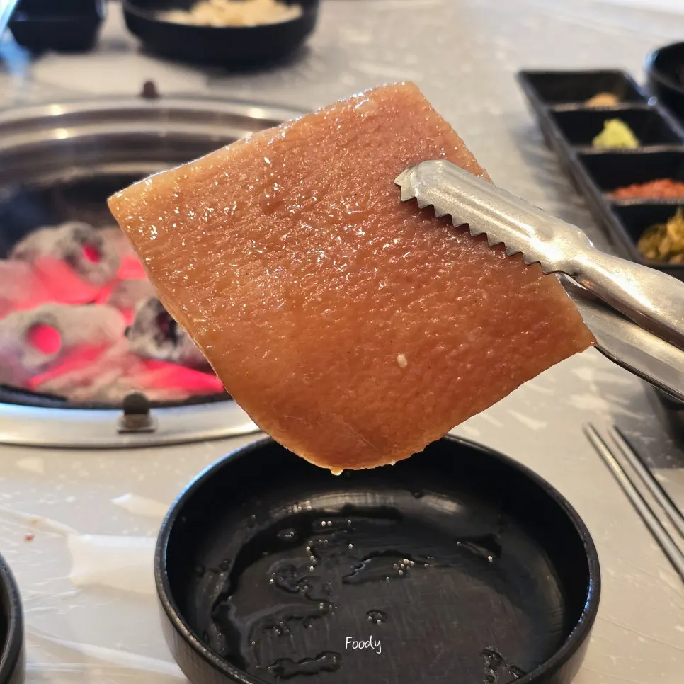 Free pork skin provided with the meal