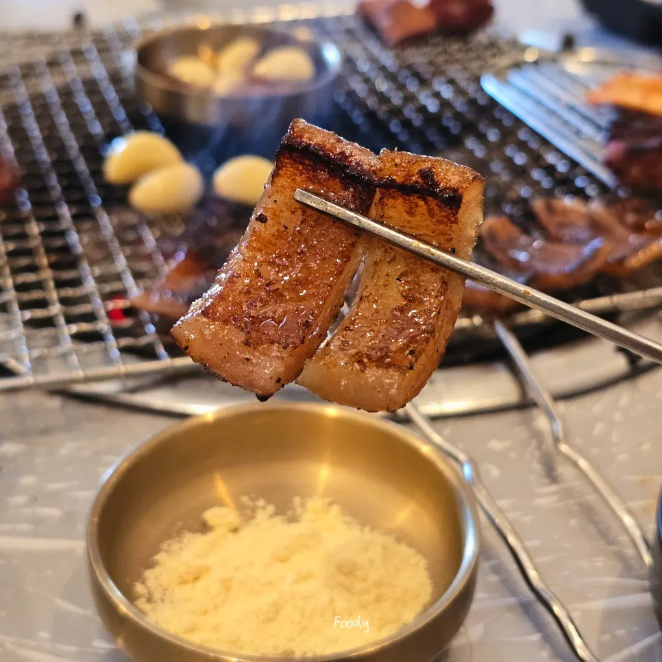 Grilled pork skin dipped in soybean powder