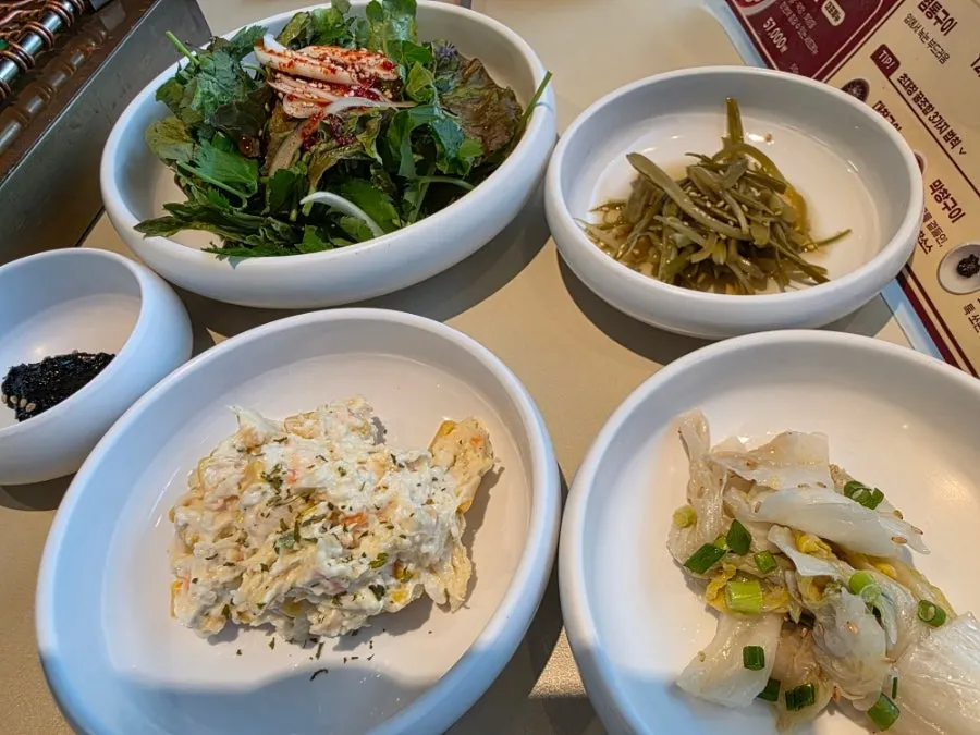 Side dishes served with yangdaechang