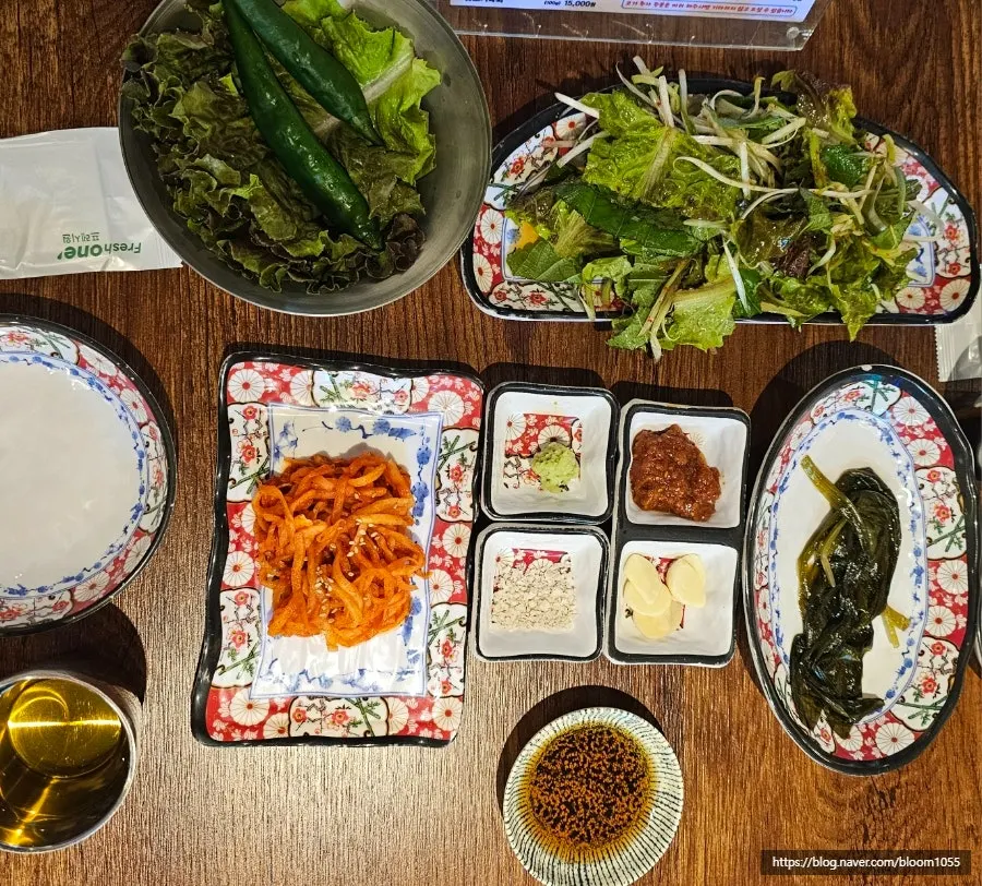 상추쌈과 무생채, 명이나물 기본 반찬