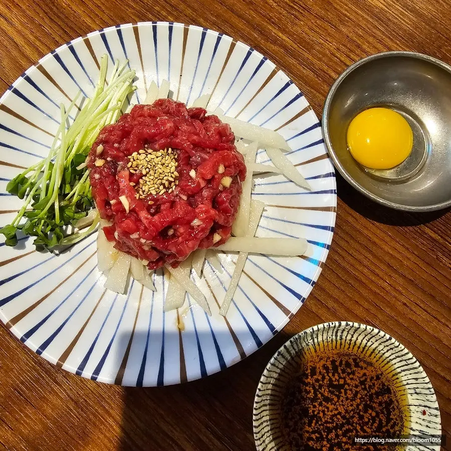 세트에 포함된 맛보기 육회와 노른자 종지