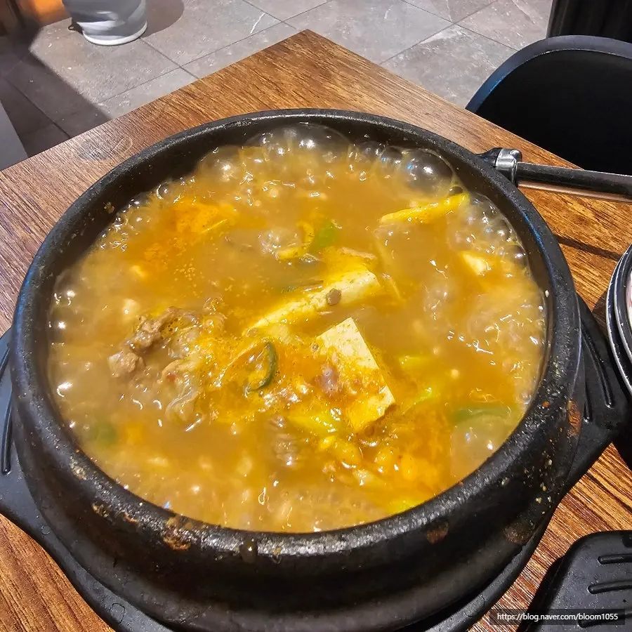 뚝배기에 끓여 나온 된장술밥