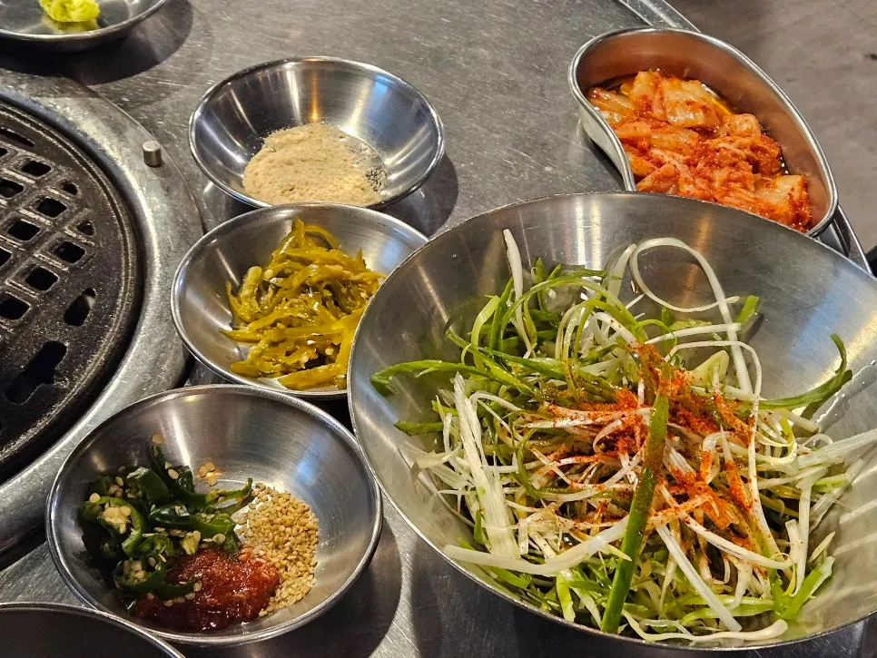 쌈야채와 소스가 놓인 기본찬