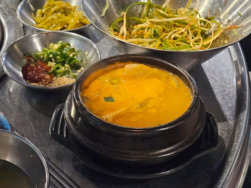 서비스로 나온 청국장 뚝배기