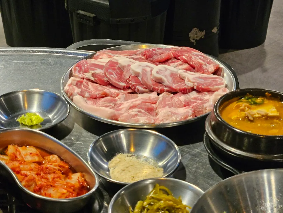 불판에 올린 숙성 제주한판 고기