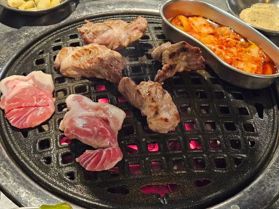 불판 위에 올려진 여러 특수부위