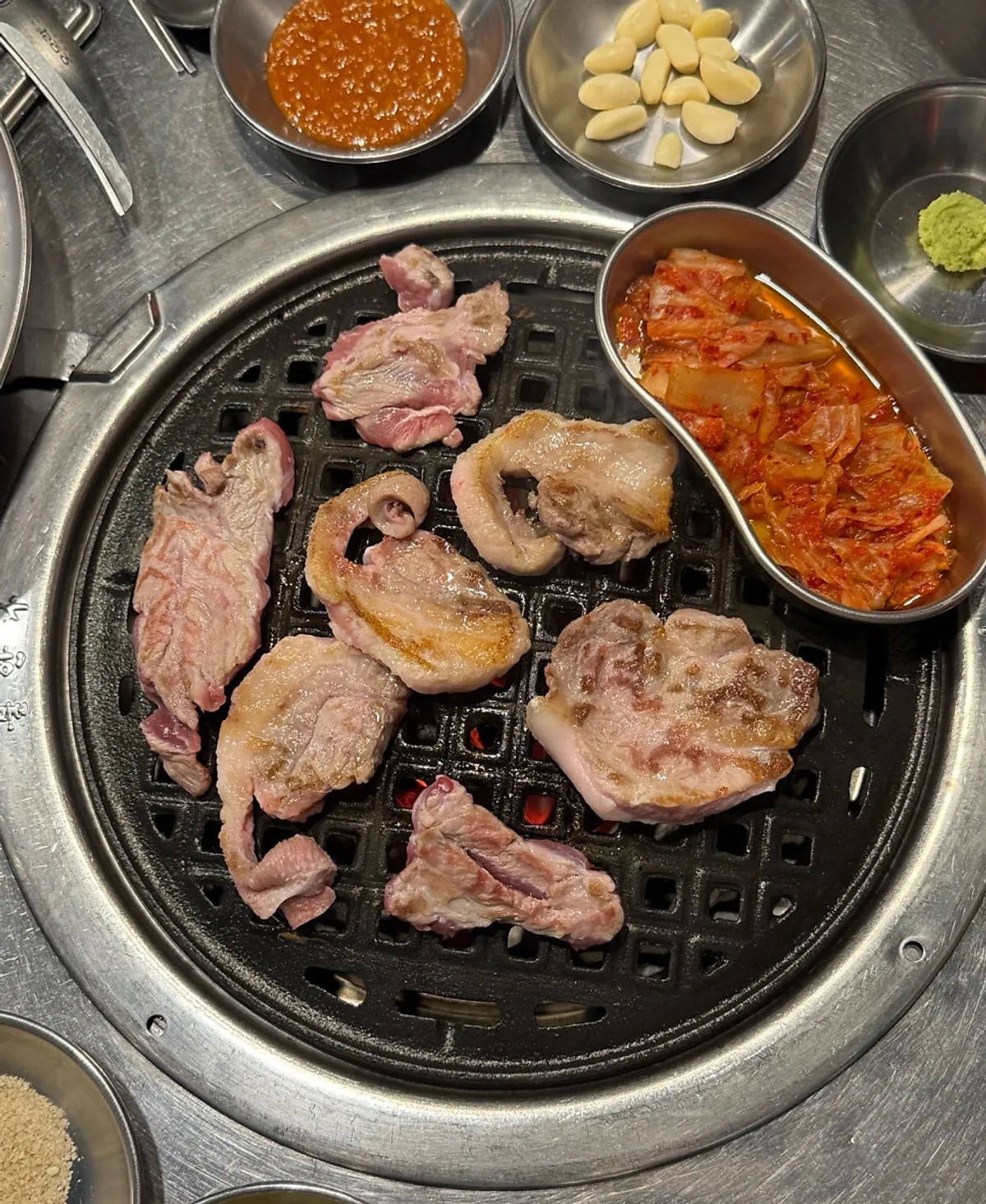 Pork back-cut and kimchi grilling on the pan