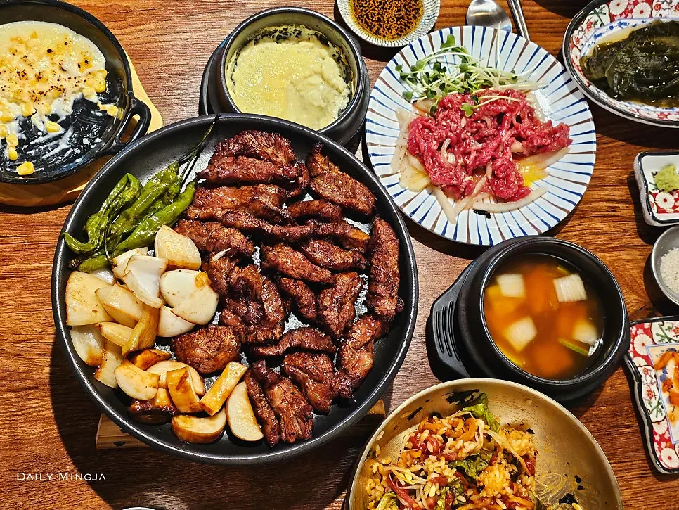 백석꼬기집 육회와 고기 한 상